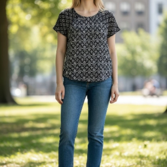 Lucky Brand Tops - SALE EUC Lucky Brand Sz. M/M Blue/White Floral Short Sleeve Pullover Top.